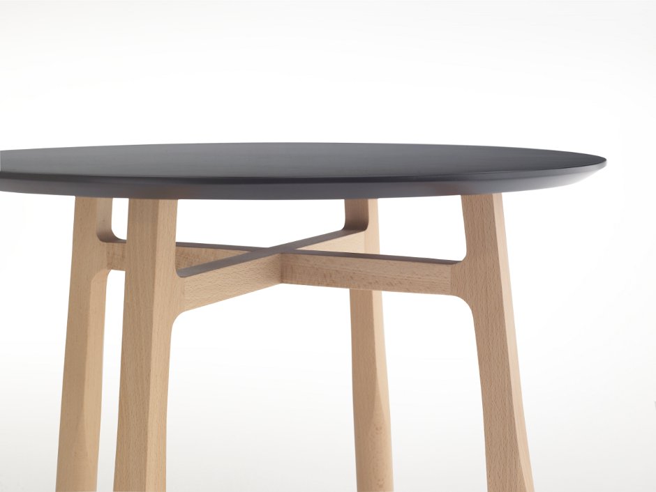 Destalle de la cruz y rebaje de madera de la mesa TAB de discoh design para Kendo Mobiliario