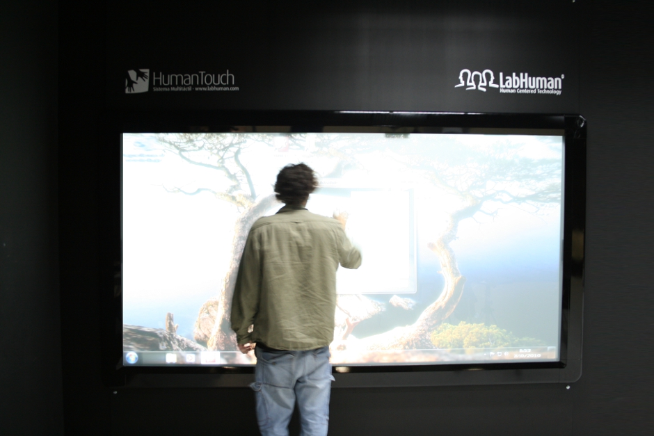 Pantalla proyector táctil de gran formato human touch wall diseñada por discoh design para labhuman