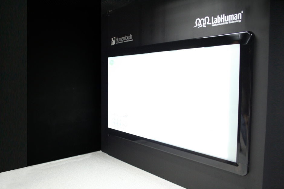Pantalla proyector táctil de gran formato human touch wall diseñada por discoh design para labhuman