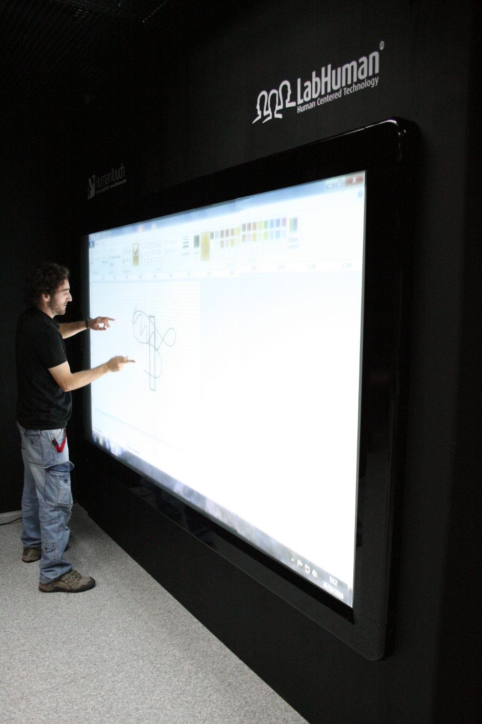 Pantalla proyector táctil de gran formato human touch wall diseñada por discoh design para labhuman