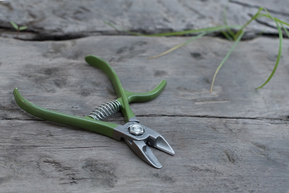 alicate tijera verde M05 tool para recoleccion de naranjas diseño de discoh design sobre madera