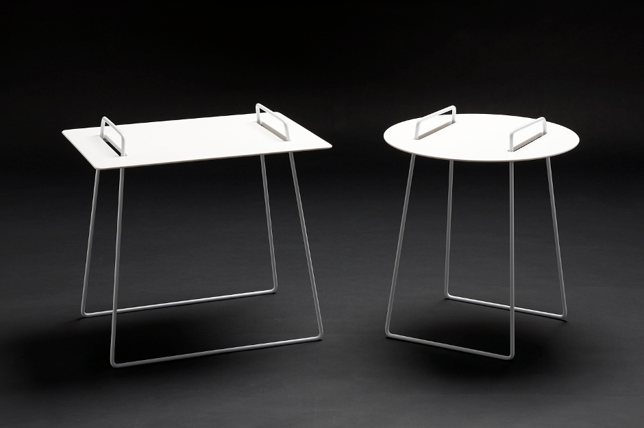 Mesa auxiliar con sobre extraible para utilizarlo como bandeja de servicio diseño discoh design corian