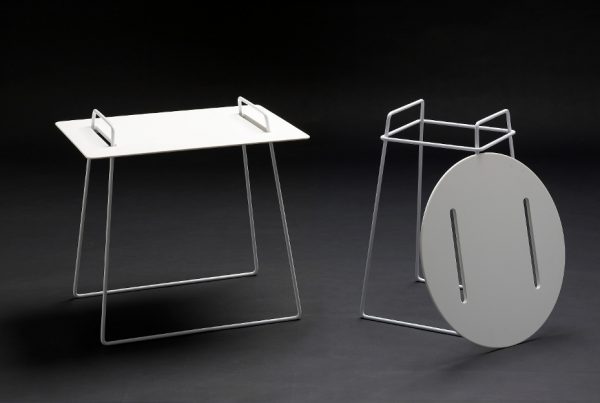 Mesa auxiliar con sobre extraible para utilizarlo como bandeja de servicio diseño discoh design corian