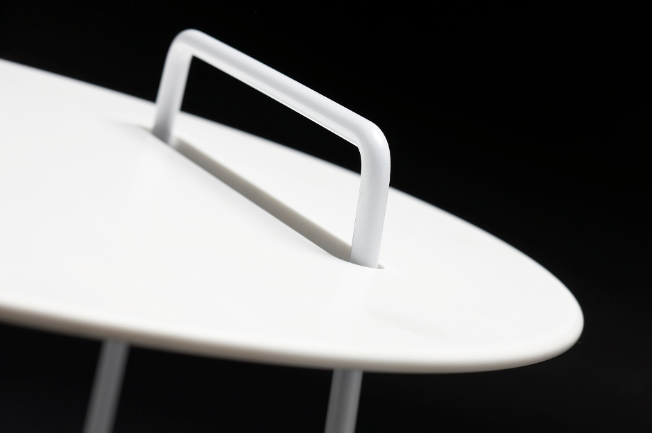 Mesa auxiliar con sobre extraible para utilizarlo como bandeja de servicio diseño discoh design corian