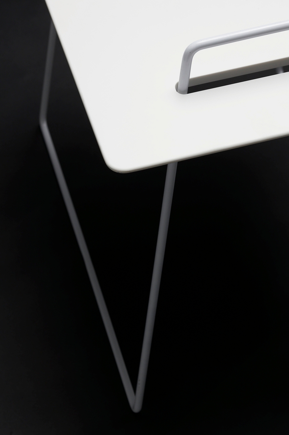 Mesa auxiliar con sobre extraible para utilizarlo como bandeja de servicio diseño discoh design corian