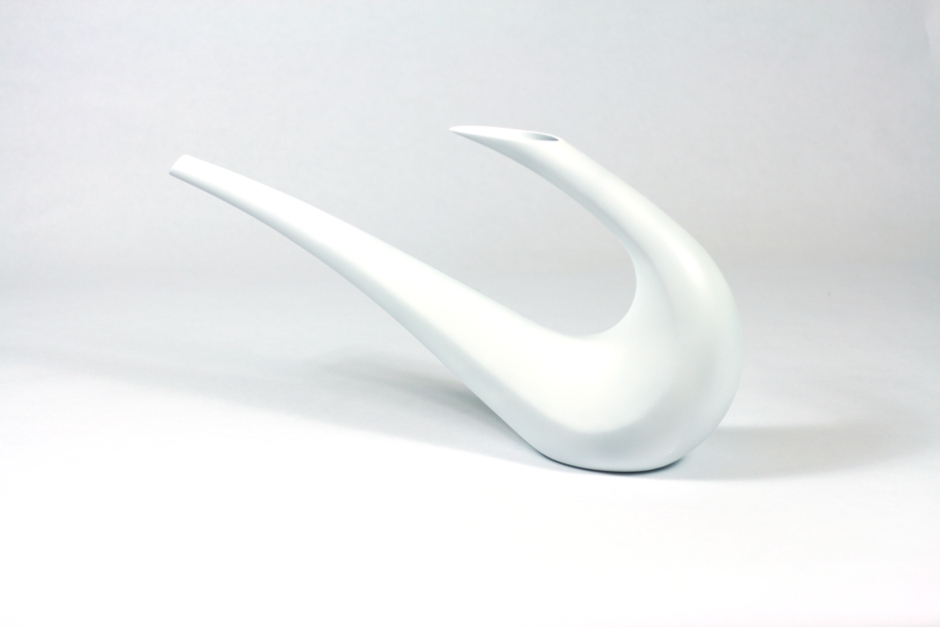Regadera de rotomoldeo twist de formas sinuosas y elegantes diseñada por diseño de discoh design
