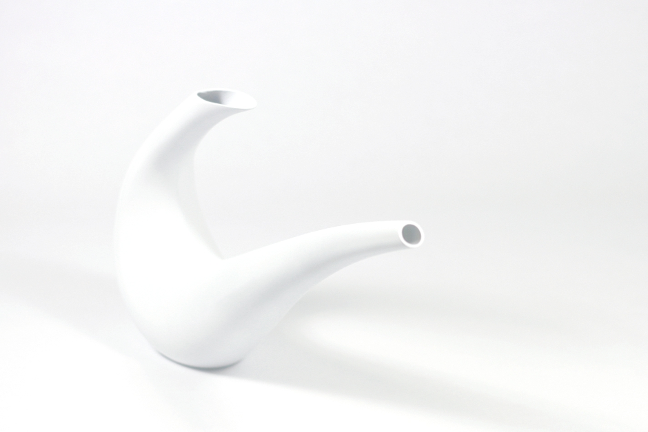Regadera de rotomoldeo twist de formas sinuosas y elegantes diseñada por diseño de discoh design