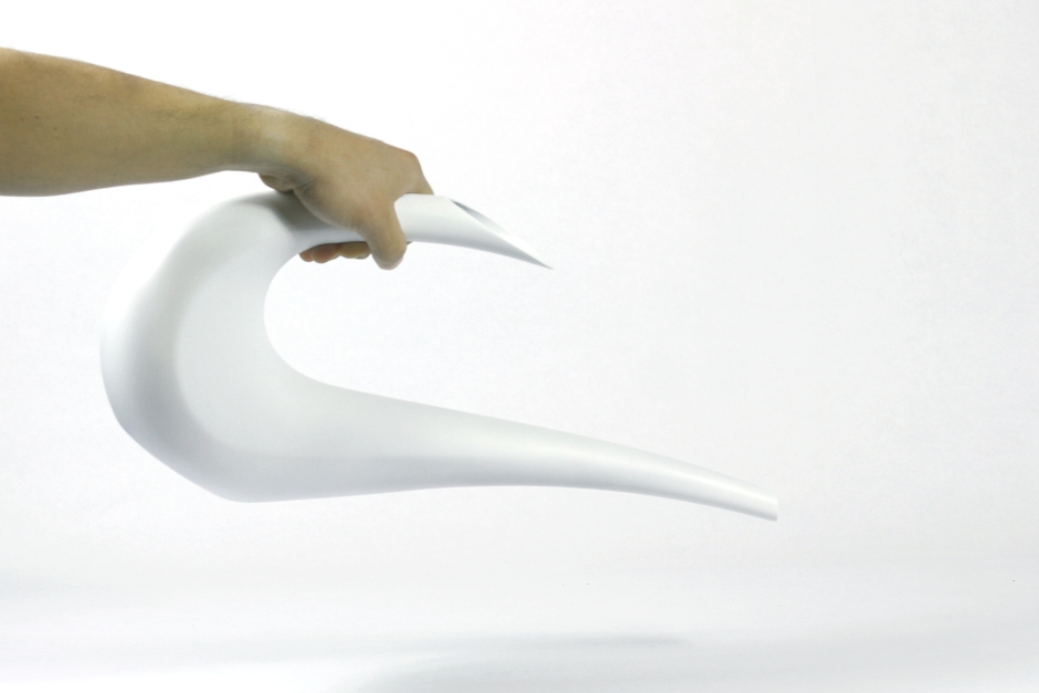 Regadera de rotomoldeo twist de formas sinuosas y elegantes diseñada por diseño de discoh design