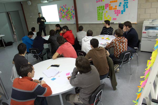 Miguel abarca de discoh design impartiendo workshop de diseño y creatividad en UPNA Tudela