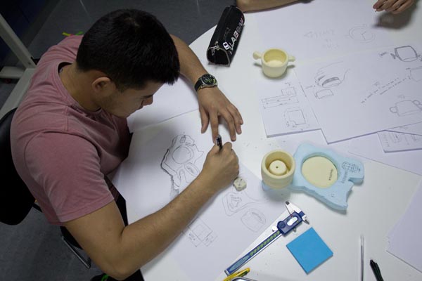 alumno bocetando en workshop de diseño y creatividad impartido por discoh design en UPNA Tudela