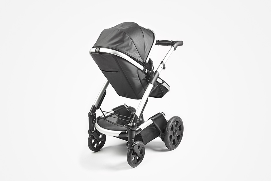 Cochecito de bebé Mayfair de Heetee. Un carro innovador por su sistema autónomo calefactable que permite mantener una temperatura cálida en el asiento del niño.