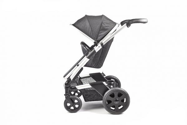 Cochecito de bebés Mayfair diseñado para la empresa Heetee. Un carro innovador por su sistema autónomo calefactable que permite mantener una temperatura cálida en el asiento del niño.
