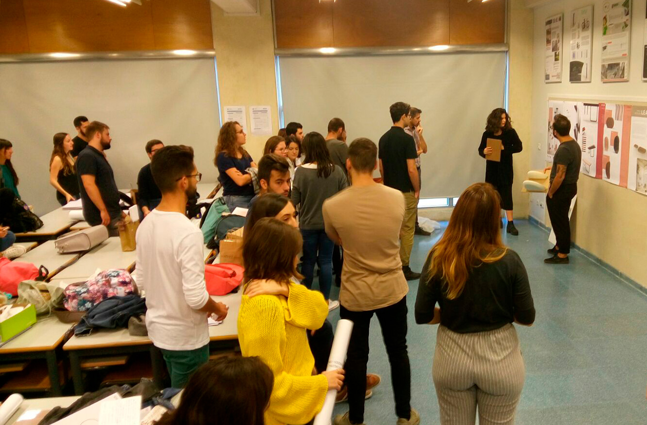 Omelette Editions junto a Discoh Design tutorizando a los alumnos en la UPV